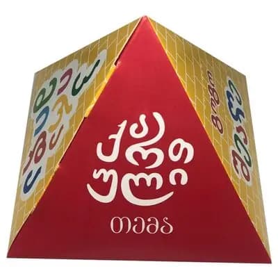 პირამიდა სათამაშო გოგოს